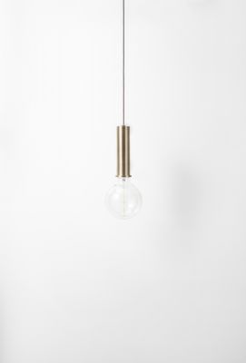 Nahaufnahme der Ferm Living Collect Pendelleuchte in hoch Messing mit Glühbirne.